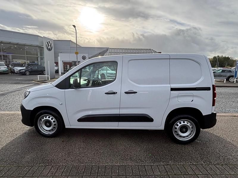 Second-hand Vauxhall Combo 100 CP (73 kW) 2024 Alb Van