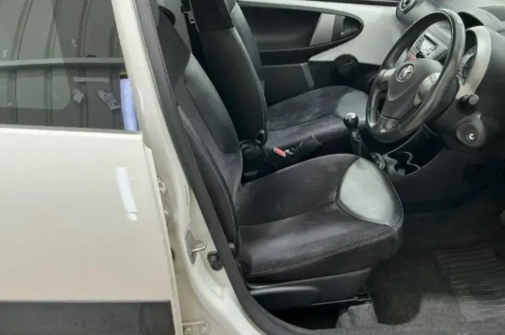 Used Toyota Aygo 2013 White Hatchback