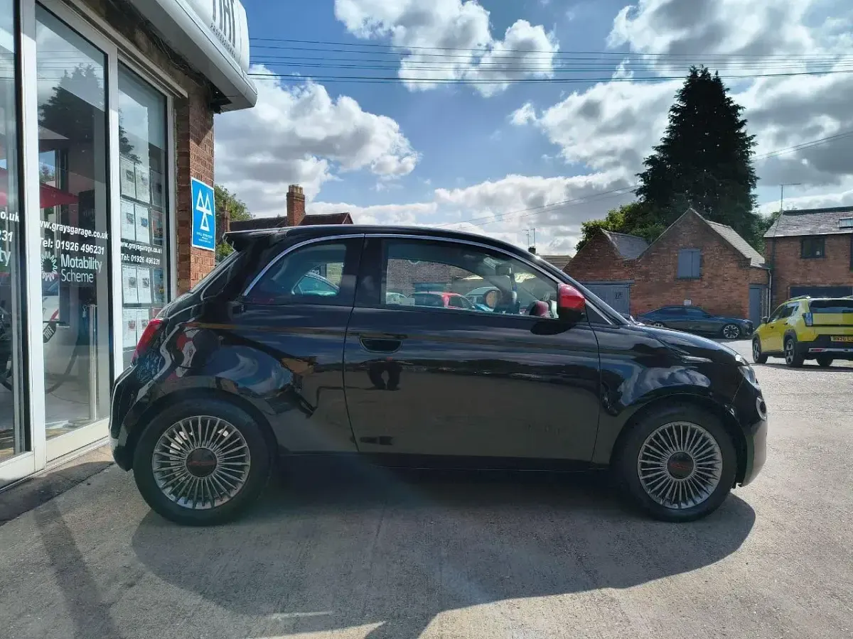 Used Fiat 500e Red 85 kW (116 HP) 2022 Black Hatchback