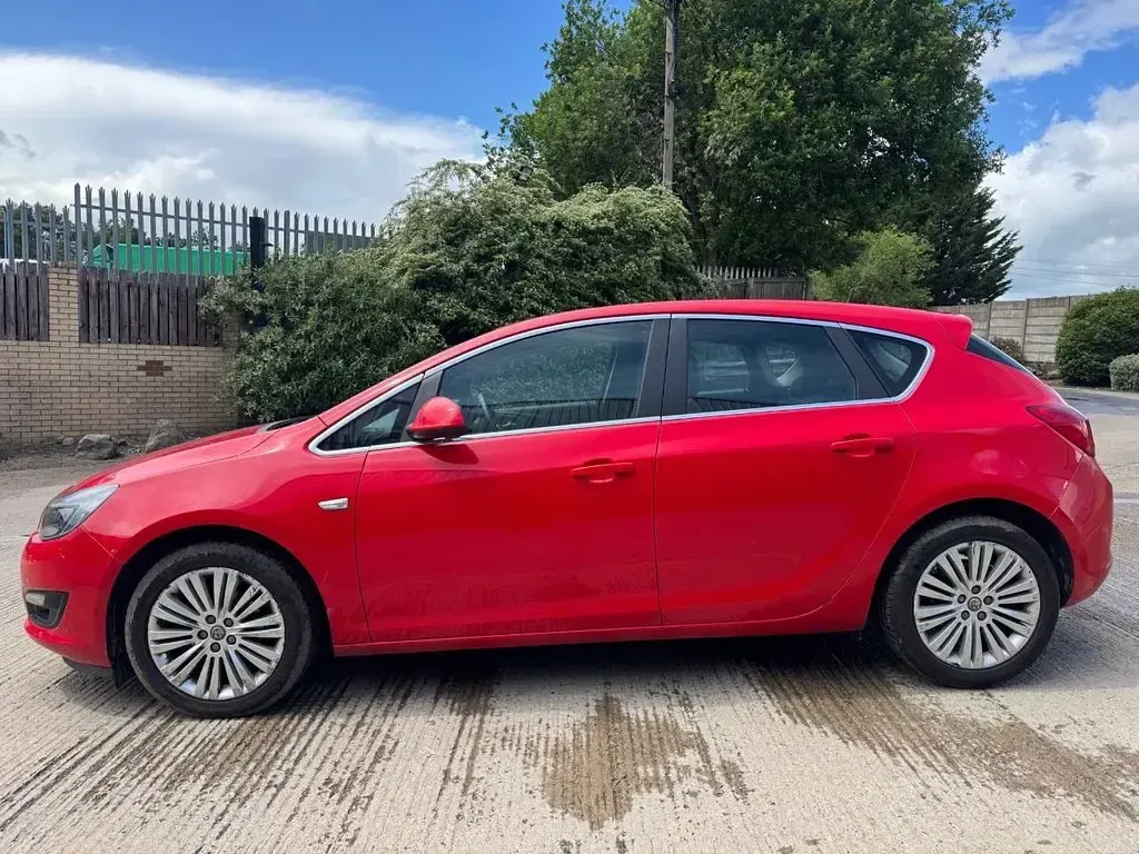Used Vauxhall Astra Excite 100 HP (73 kW) 2015 Red Hatchback