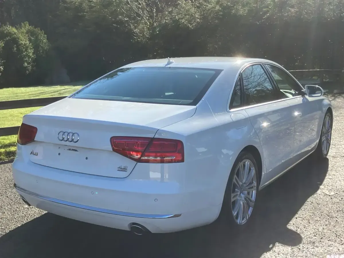 Begagnad Audi A8 372 HK (273 kW) 2011 Vit Sedan