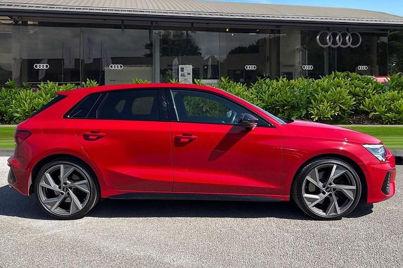 Usado Audi S3 Sportback Black Edition 310 HP (228 kW) 2023 Vermelho Citadino