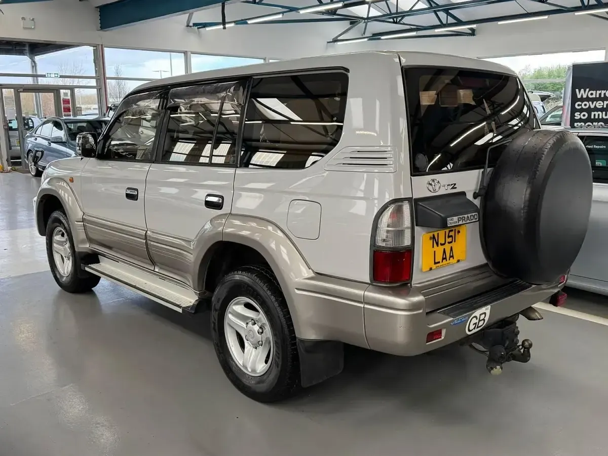 Used Toyota Land Cruiser 2005 White/gold SUV