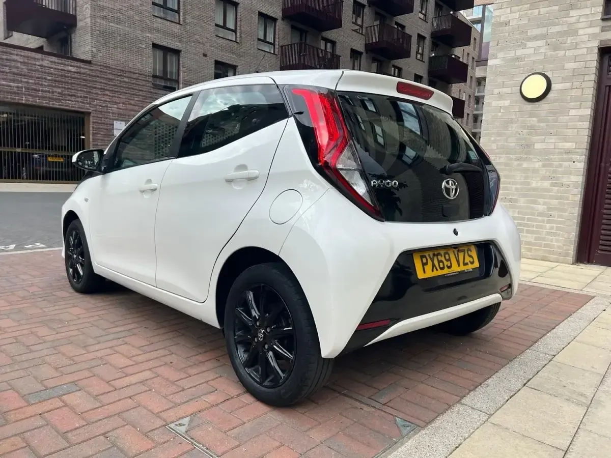 Usado Toyota Aygo X-play 72 HP (52 kW) 2019 Branco Citadino