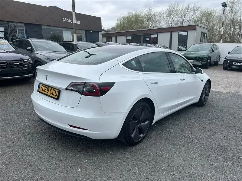 Begagnad Tesla Model 3 Standard Range Plus 177 kW (241 HK) 2019 Vit Sedan