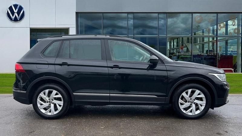 Used VW Tiguan Life 150 HP (110 kW) 2022 Deep black pearl SUV