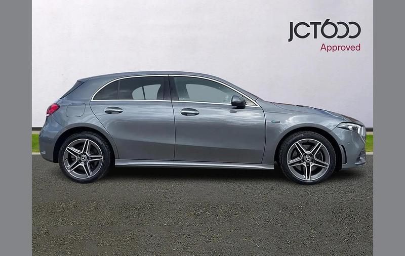 Usado Mercedes A250 AMG Line Premium 214 HP (157 kW) 2021 Cinzento Citadino