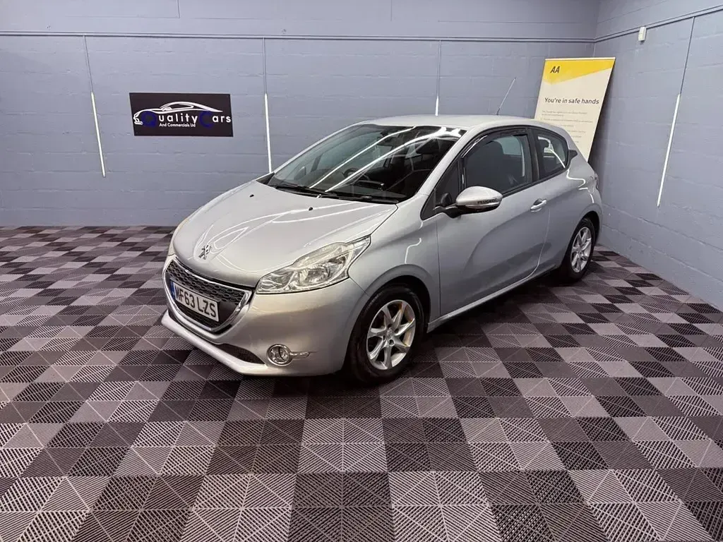 Used Peugeot 208 Active 68 HP (50 kW) 2013 Silver Hatchback