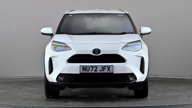 Used Toyota Yaris Hybrid Design 116 HP (85 kW) 2022 White Hatchback