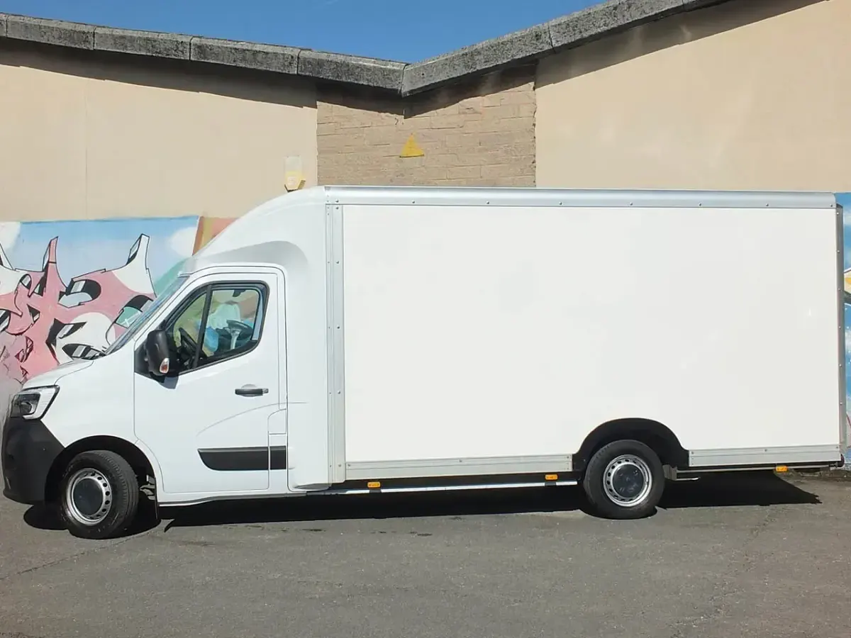 Used Renault Master 145 HP (106 kW) 2024 White MPV