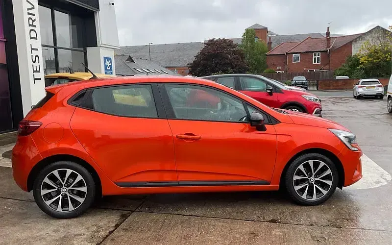 Used Renault Clio Evolution 90 HP (66 kW) 2022 Orange Hatchback