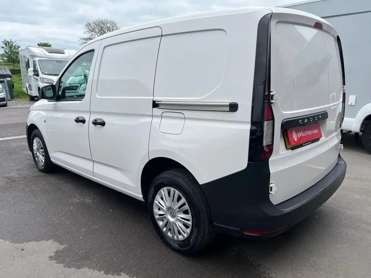 Usado VW Caddy 102 CV (75 kW) 2022 Blanco Monovolumen
