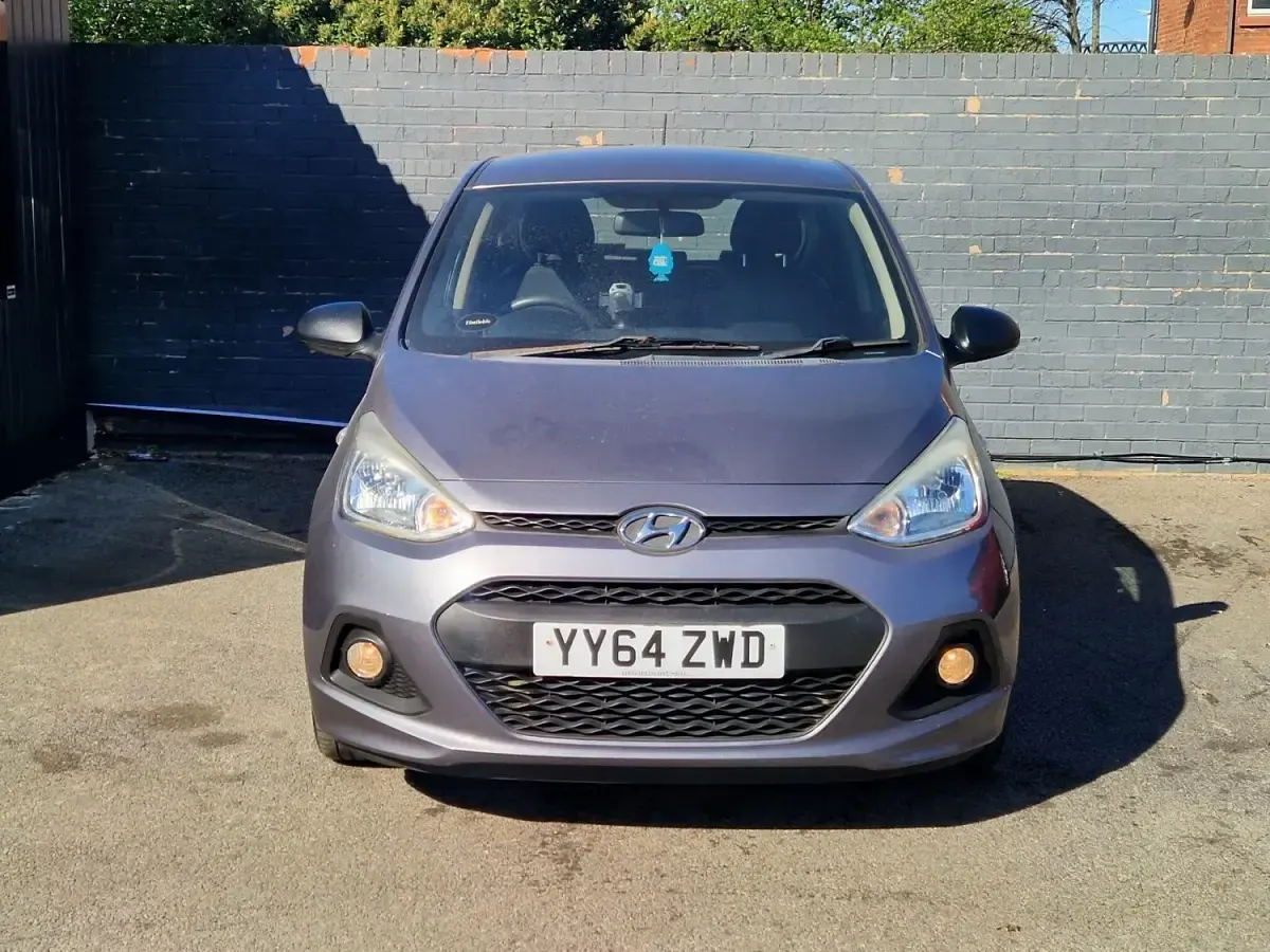 Usado Hyundai i10 67 HP (49 kW) 2015 Cinzento Citadino