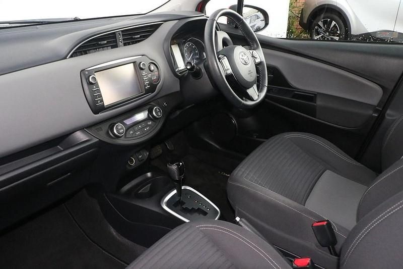 Usado Toyota Yaris Hybrid 2018 Rojo Utilitario