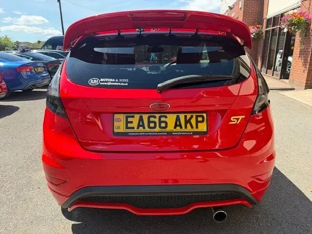 Used Ford Fiesta ST 240 HP (176 kW) 2016 Red Hatchback