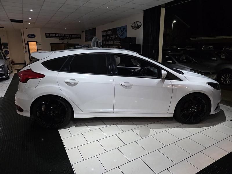 Used Ford Focus ST 185 HP (136 kW) 2017 White Hatchback