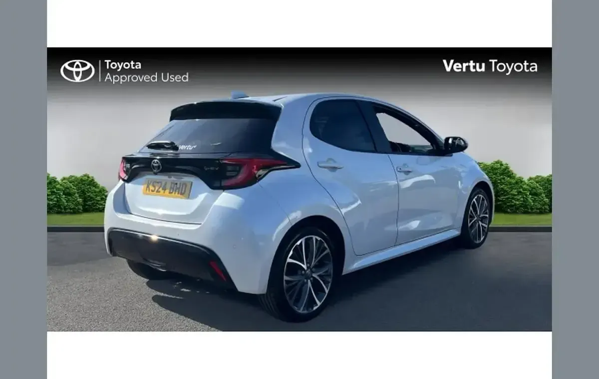 Used Toyota Yaris 113 HP (83 kW) 2024 White Hatchback