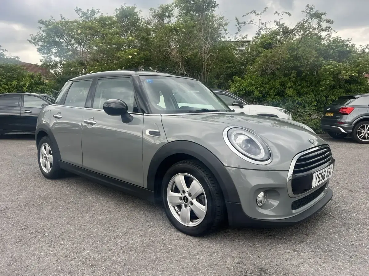 Usado Mini Cooper Classic 2018 Gris Utilitario