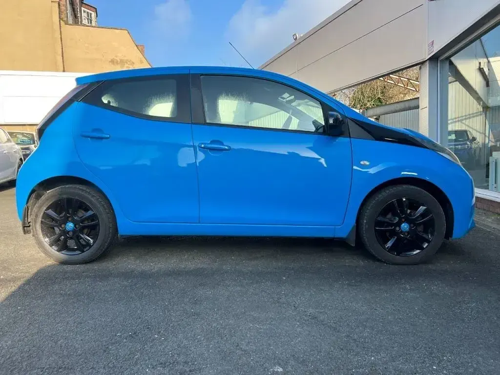 Usado Toyota Aygo X-cite 69 HP (50 kW) 2015 Azul Citadino