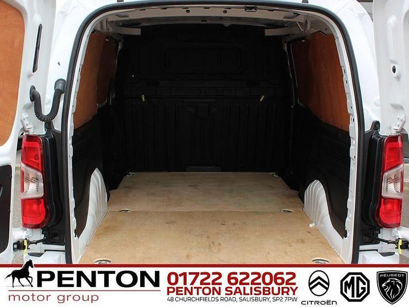 White Used 2023 Vauxhall Combo S MPV | £12,490 (Fair price) - Image 1/4