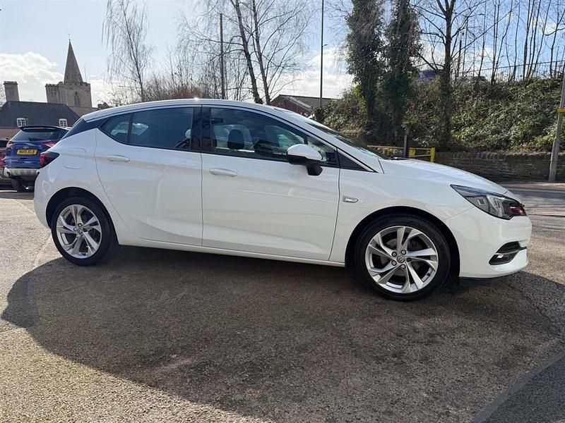 Used Vauxhall Astra SRi 110 HP (80 kW) 2021 White Hatchback