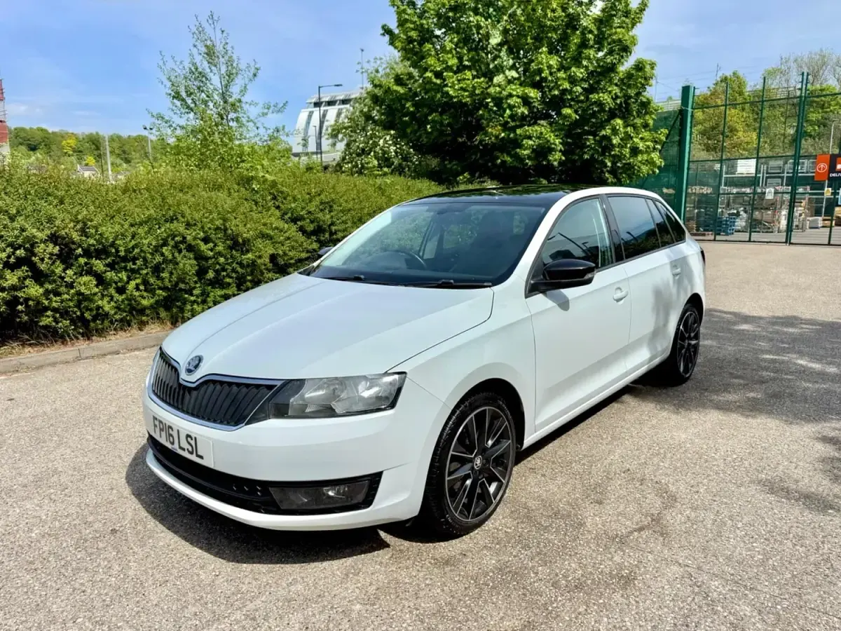 Gebraucht Skoda Rapid Sport 115 PS (84 kW) 2016 Weiß Kleinwagen
