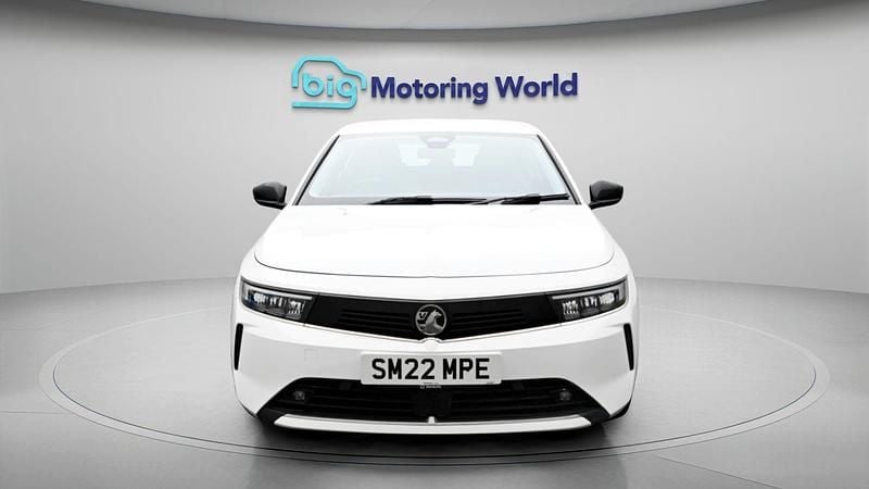 Used Vauxhall Astra Design Edition 129 HP (94 kW) 2022 White Hatchback