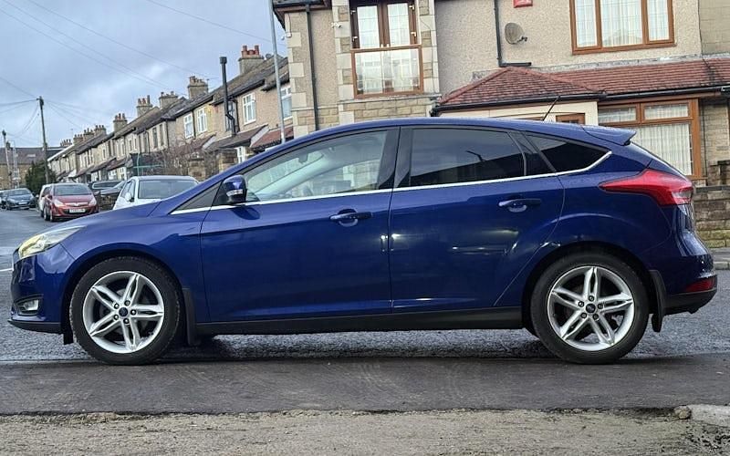 Używany Ford Focus Zetec 125 KM (91 kW) 2017 Niebieski Hatchback