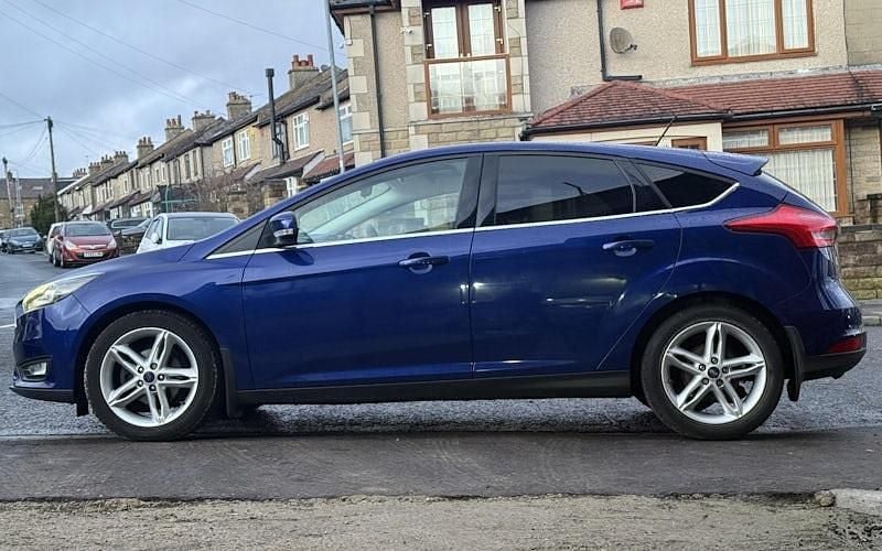Used Ford Focus Zetec 125 HP (91 kW) 2017 Blue Hatchback