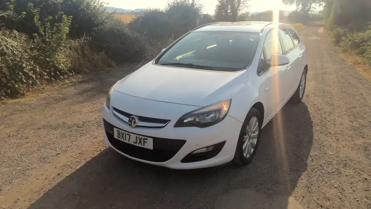 Used Vauxhall Astra 2017 White Estate