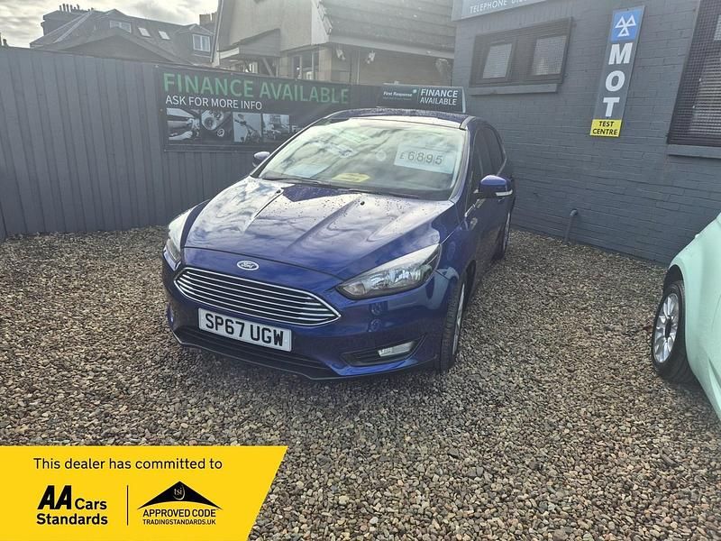 Used Ford Focus Zetec 125 HP (91 kW) 2017 Blue Hatchback