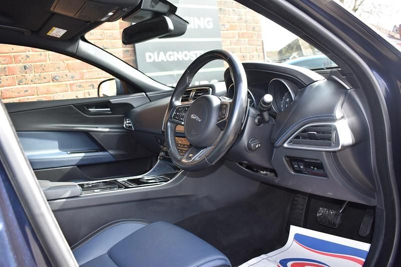 Used Jaguar XE R-Sport 240 HP (176 kW) 2016 Blue Sedan