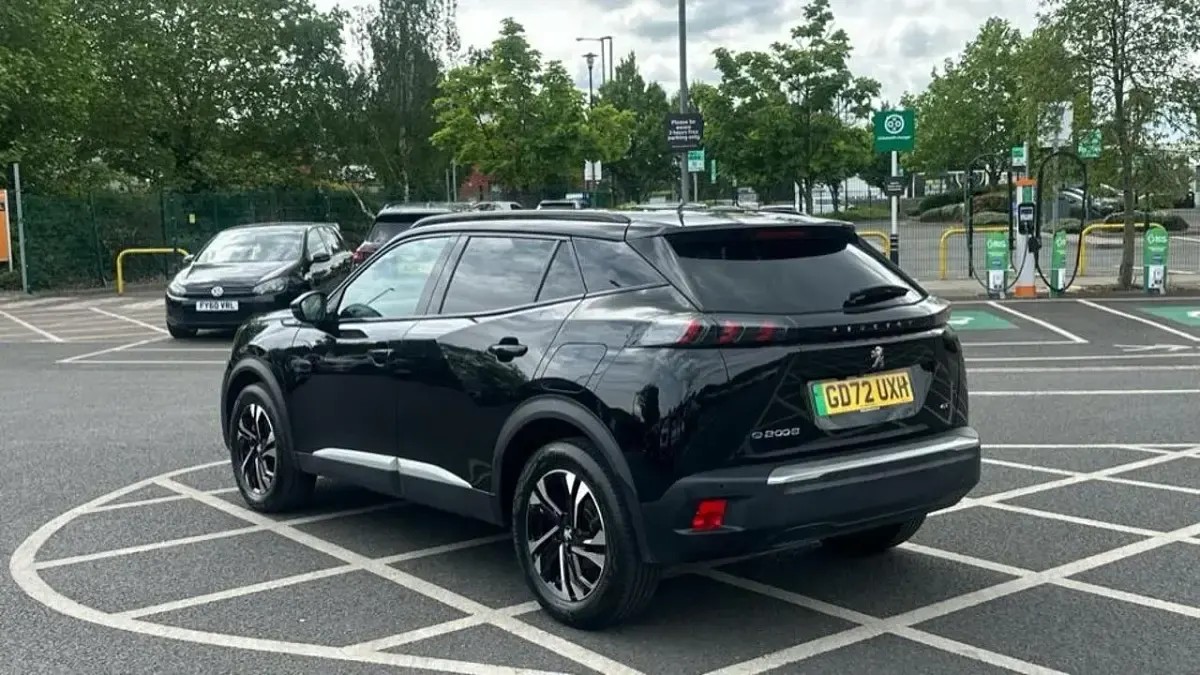 Używany Peugeot e-2008 GT 98 kW (134 KM) 2023 Niebieski SUV