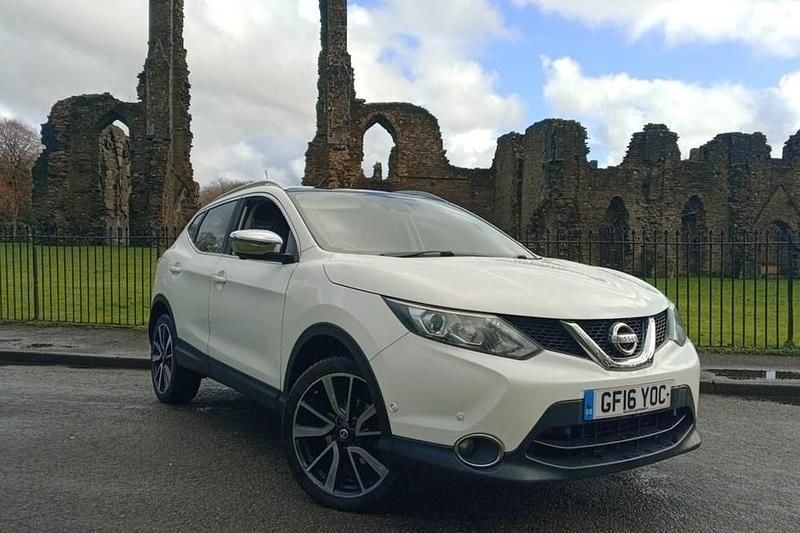 Used Nissan Qashqai Tekna 2016 White SUV