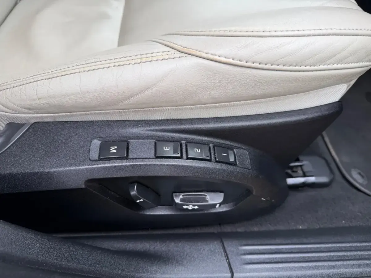 Usado Volvo V40 SE Lux 2013 Azul Citadino