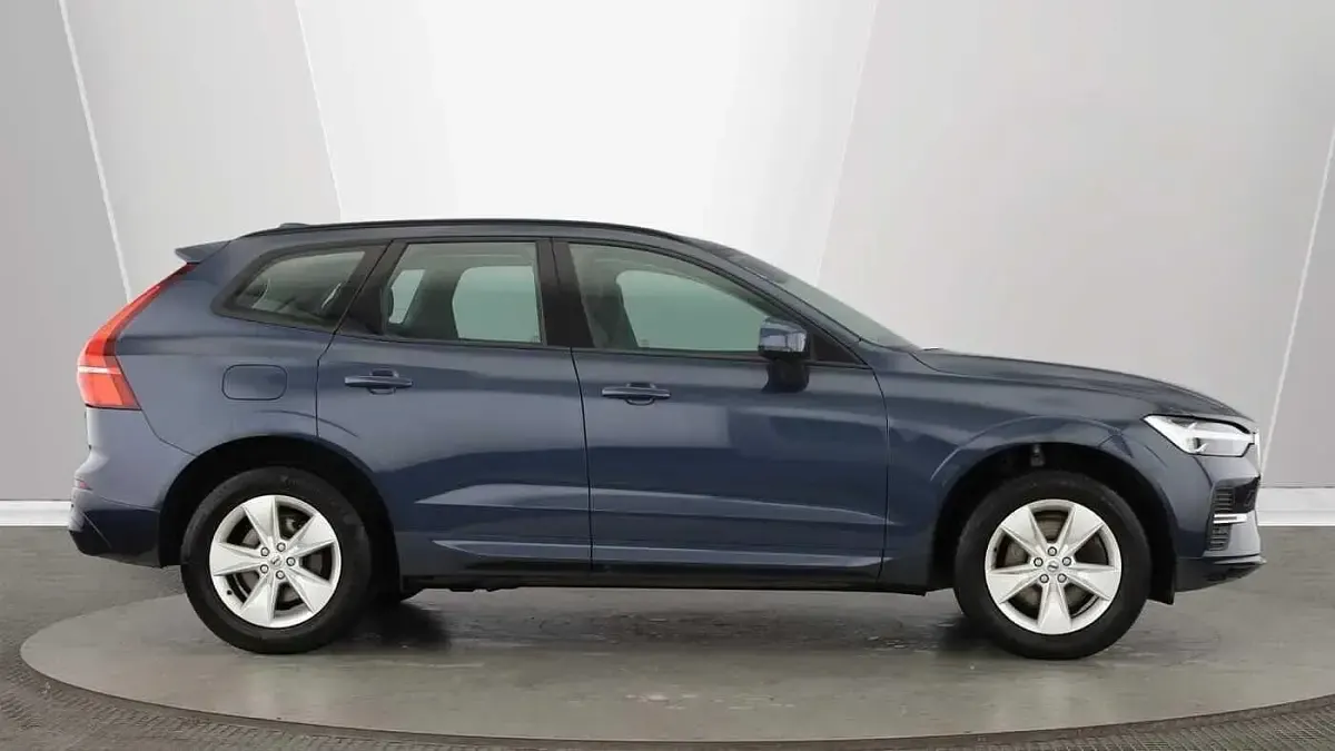 Used Volvo XC60 Momentum 247 HP (181 kW) 2022 Blue SUV