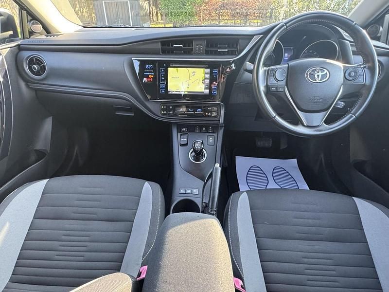 Used Toyota Auris Hybrid Business Edition 134 HP (98 kW) 2016 Grey Hatchback
