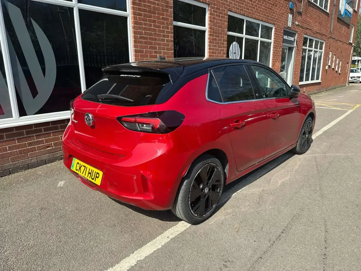 Begagnad Vauxhall Corsa-e Elite 100 kW (136 HK) 2021 Röd Halvkombi