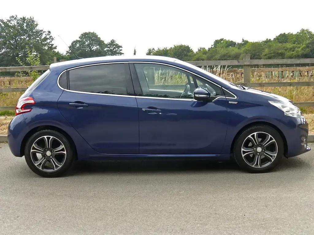 Used Peugeot 208 82 HP (60 kW) 2013 Velvet blue metallic Hatchback