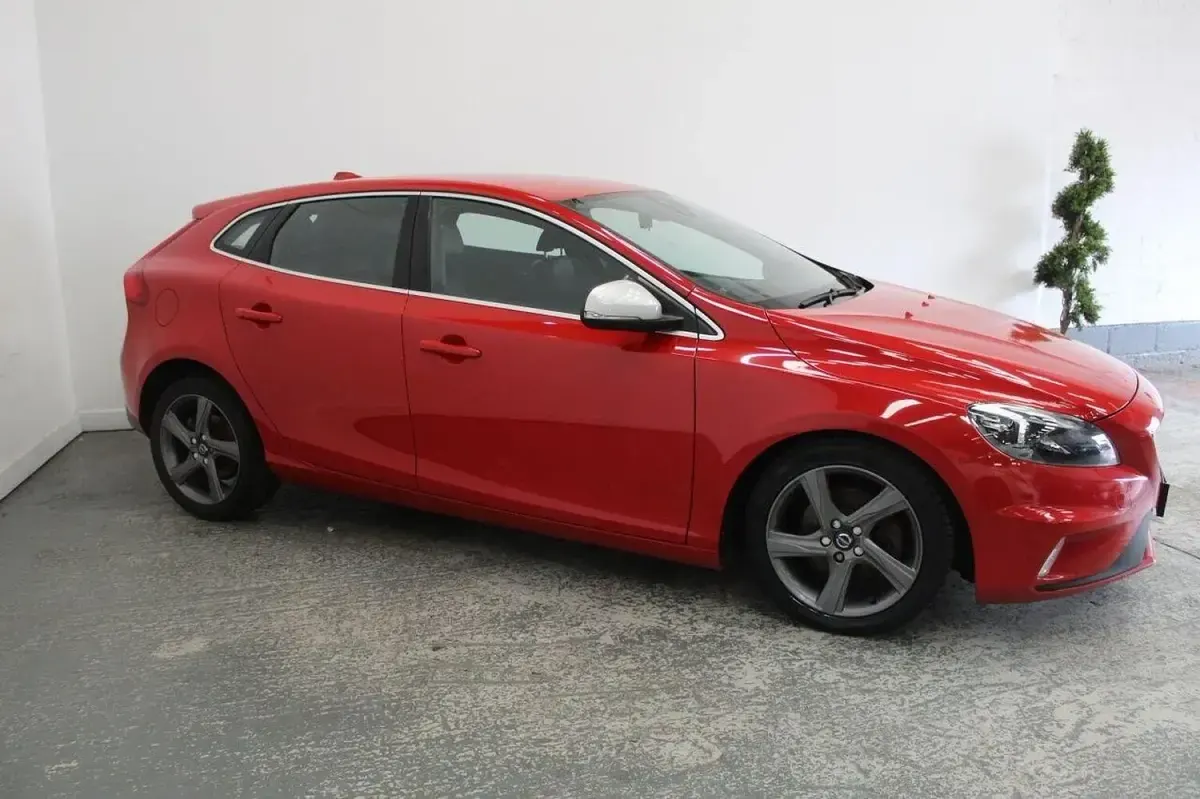 Used Volvo V40 R-Design 120 HP (88 kW) 2016 Red Hatchback