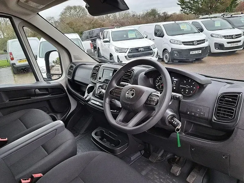 Begagnad Vauxhall Movano 138 HK (101 kW) 2024 Vit