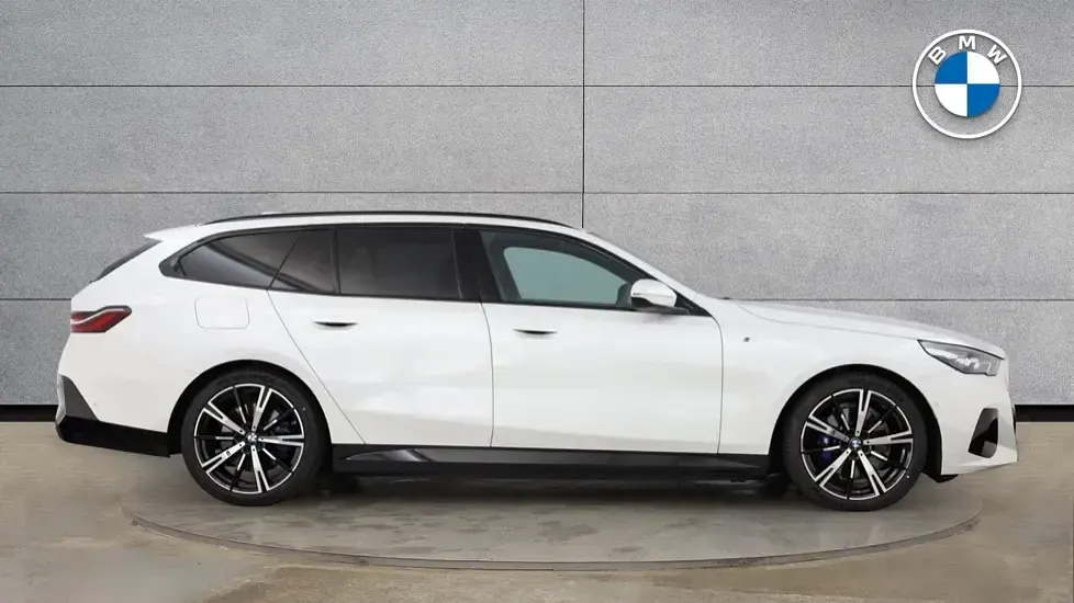 Used BMW 530e M Sport 295 HP (216 kW) 2025 White Estate