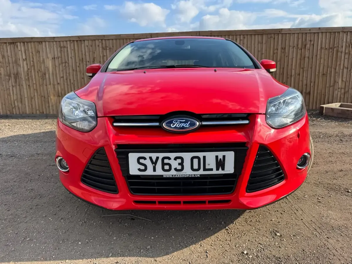 Begagnad Ford Focus Titanium 125 HK (91 kW) 2013 Röd Halvkombi