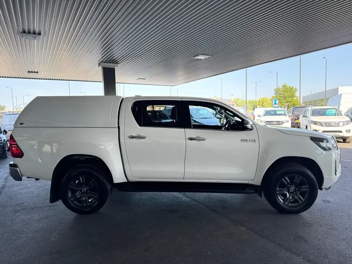 Used Toyota HiLux 150 HP (110 kW) 2023 White Pickup