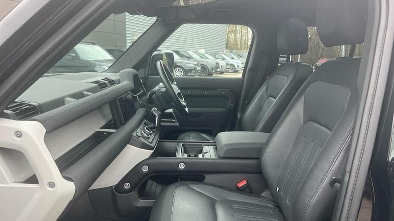 Used Land Rover Defender SE Dynamic 249 HP (183 kW) 2021 Metallic  santorini black SUV