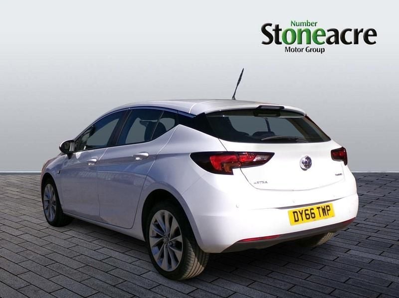 Used Vauxhall Astra Design Edition 123 HP (90 kW) 2016 White Hatchback