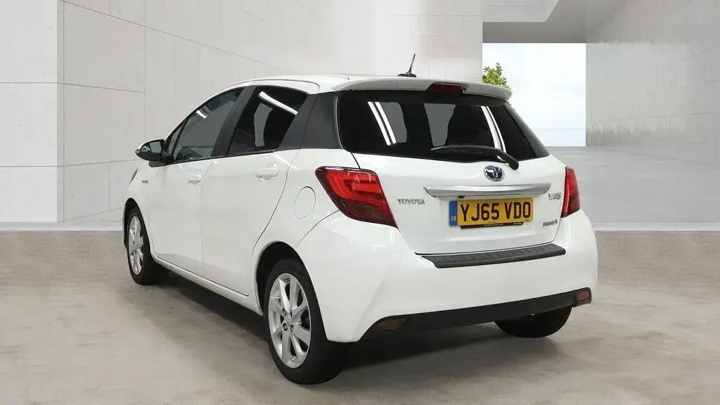 Used Toyota Yaris Sport 100 HP (73 kW) 2015 White Hatchback