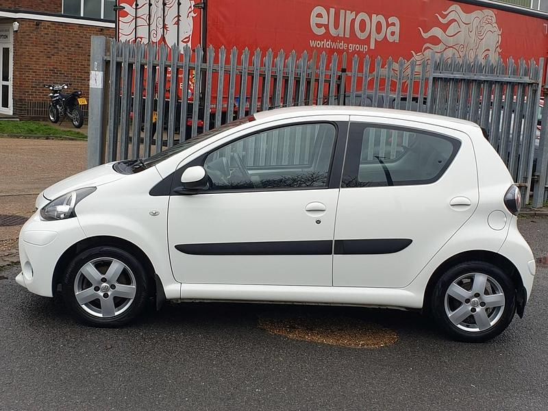 Used Toyota Aygo 67 HP (49 kW) 2013 White Hatchback