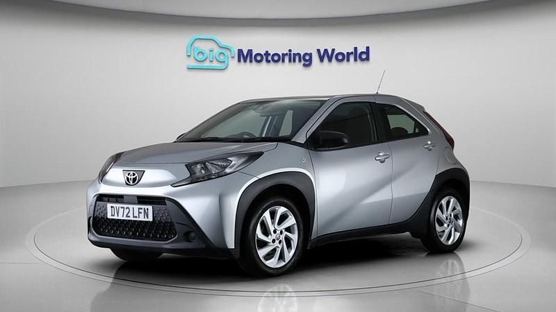 Used Toyota Aygo X PURE 72 HP (52 kW) 2023 Silver SUV
