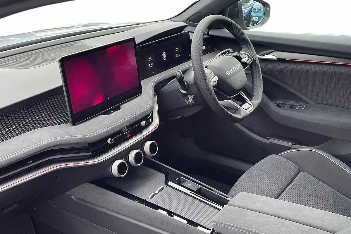 Usado Skoda Superb SportLine 193 HP (141 kW) 2025 Prateado Carrinha
